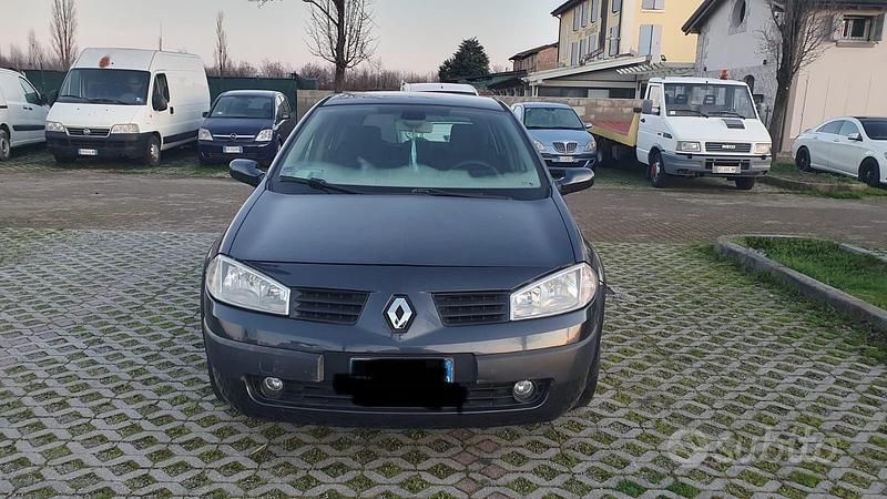 Blu Usata 2005 Renault Mégane II Tre volumi | 2200 € (Cara) - Immagine 1/4