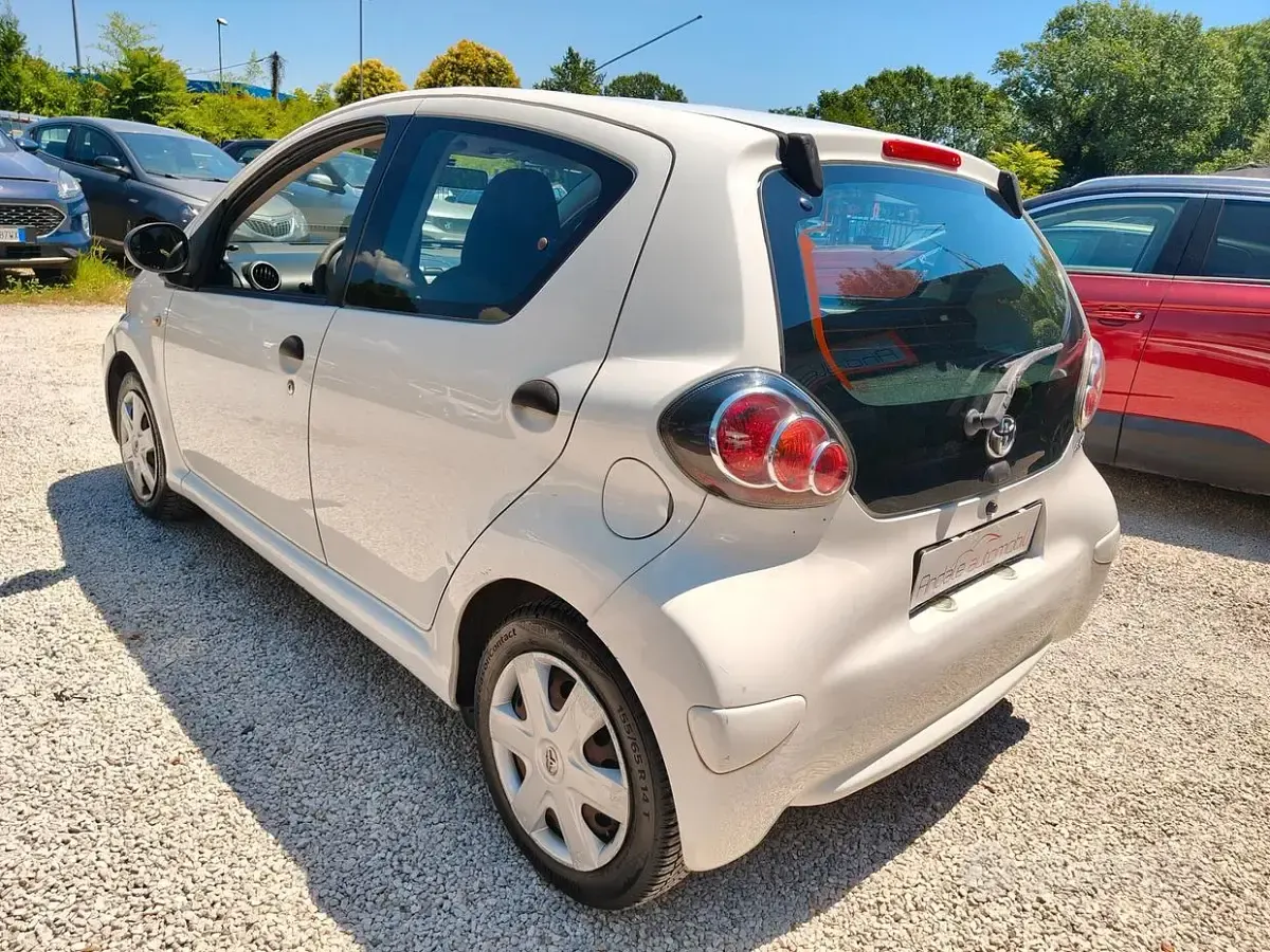 Usata Toyota Aygo 68 CV (50 kW) 2012 Bianco Utilitaria
