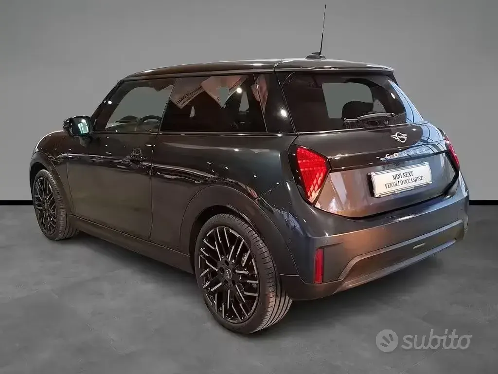 Nouvelle Mini Cooper Favoured 114 kW (156 ch) 2026 Gris Citadine