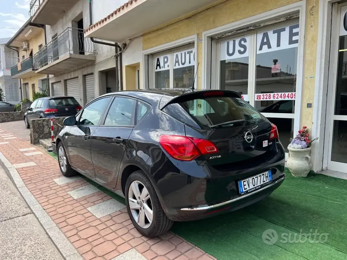 Usata Opel Astra Cosmo 110 CV (80 kW) 2014 Nero Berlina