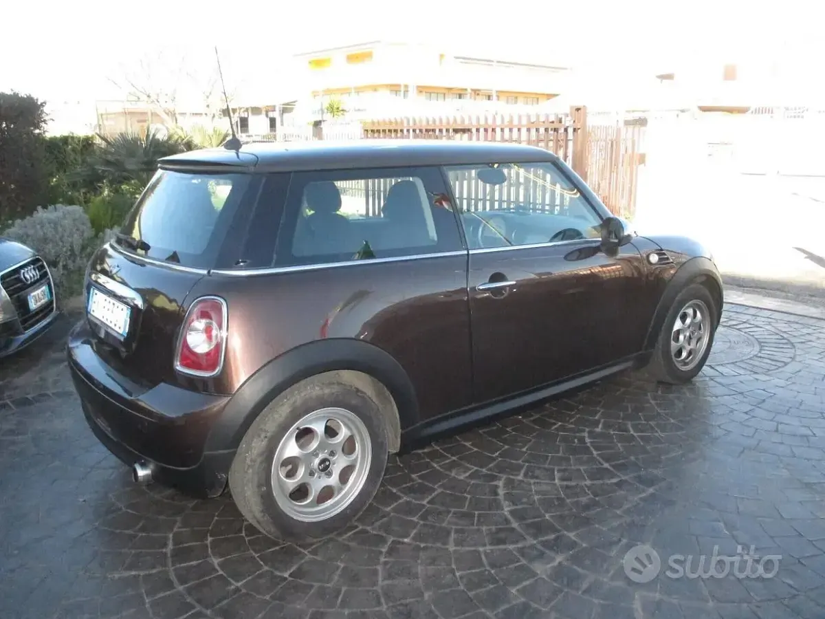 Usata Mini Cooper D 90 CV (66 kW) 2011 Marrone Utilitaria