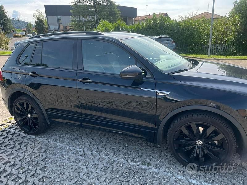 Nero Usata 2021 VW Tiguan R-line SUV | 32.000 € (Molto cara) - Immagine 1/4