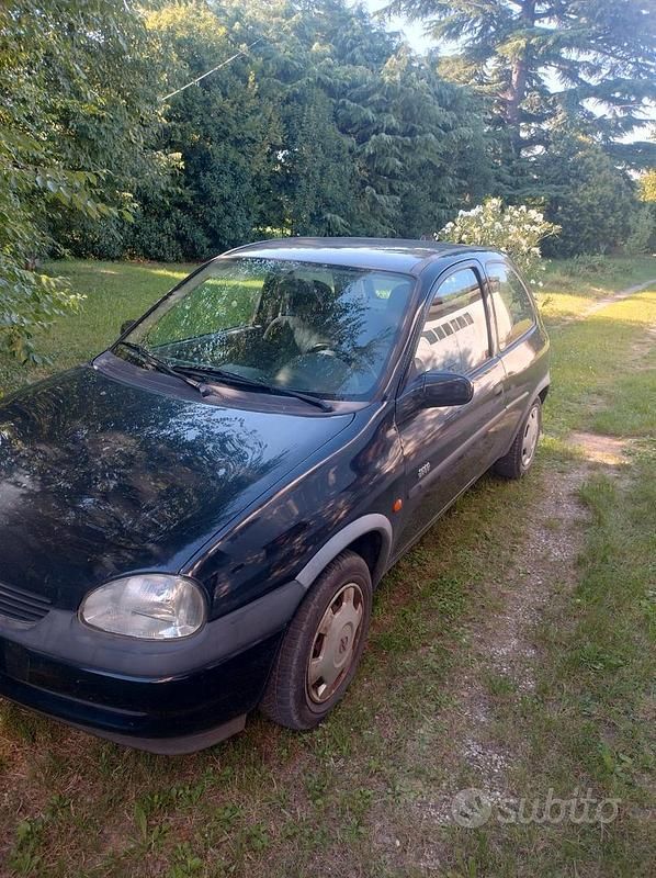 Nero Usata 2000 Opel Corsa Due volumi | 3200 € (Molto cara) - Immagine 1/4
