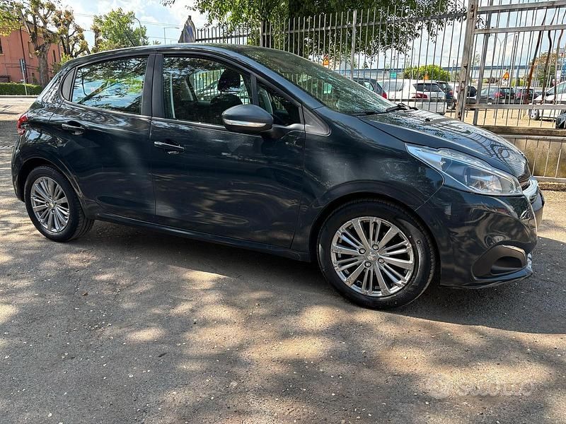 Usata Peugeot 208 Active 82 CV (60 kW) 2019 Blu Utilitaria