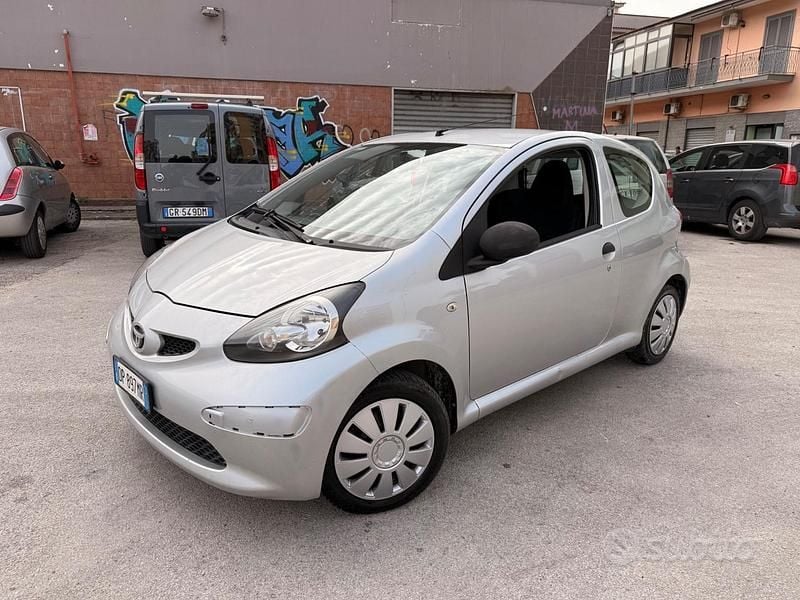 Usata Toyota Aygo 68 CV (50 kW) 2010 Grigio Utilitaria
