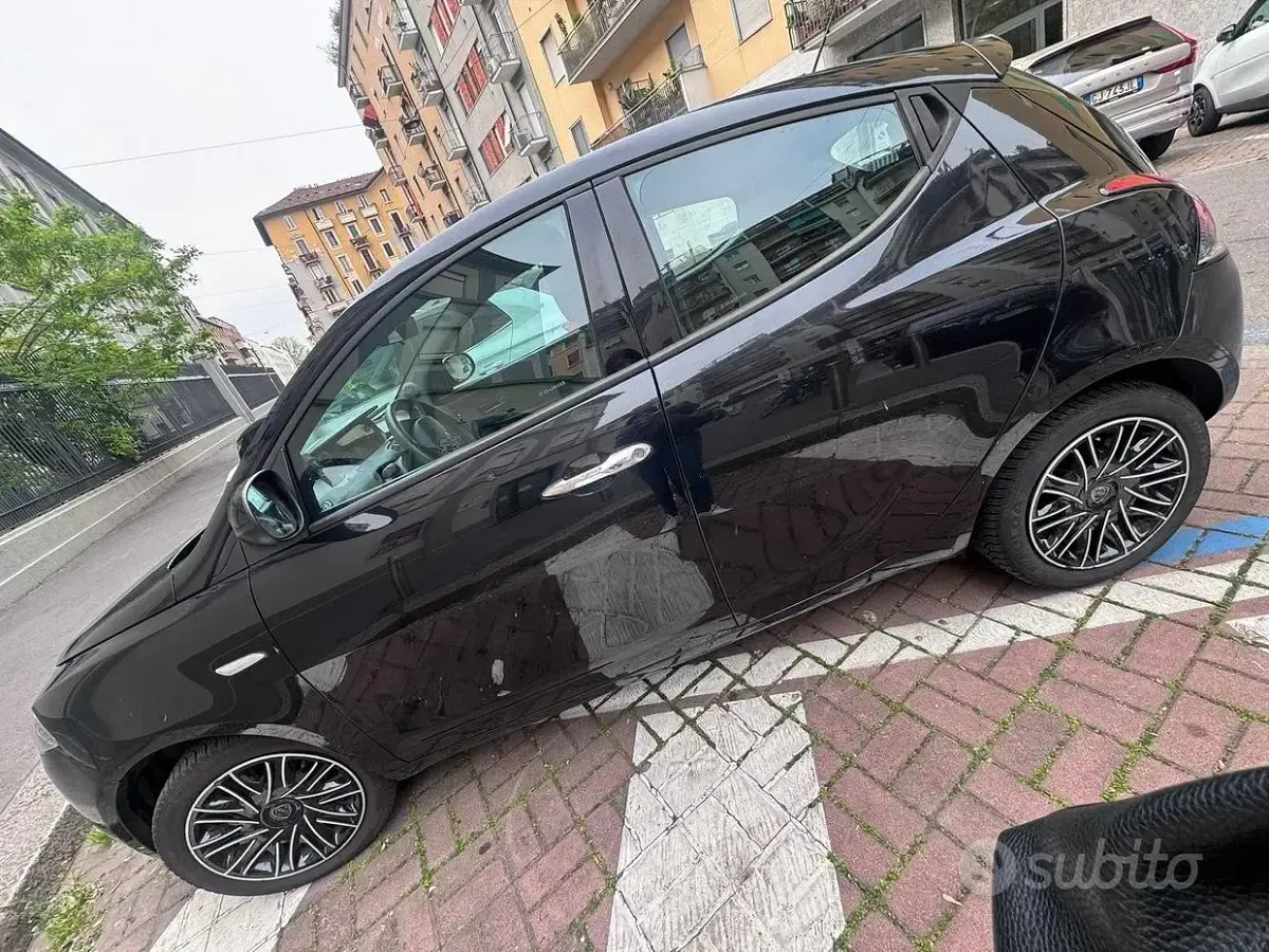 Usata Lancia Ypsilon 69 CV (50 kW) 2018 Blu Utilitaria