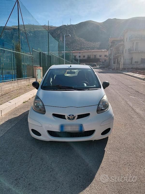 Usata Toyota Aygo Connect Style 67 CV (49 kW) 2012 Bianco Utilitaria