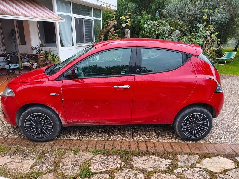 Usata Lancia Ypsilon 84 CV (61 kW) 2020 Rosso Utilitaria
