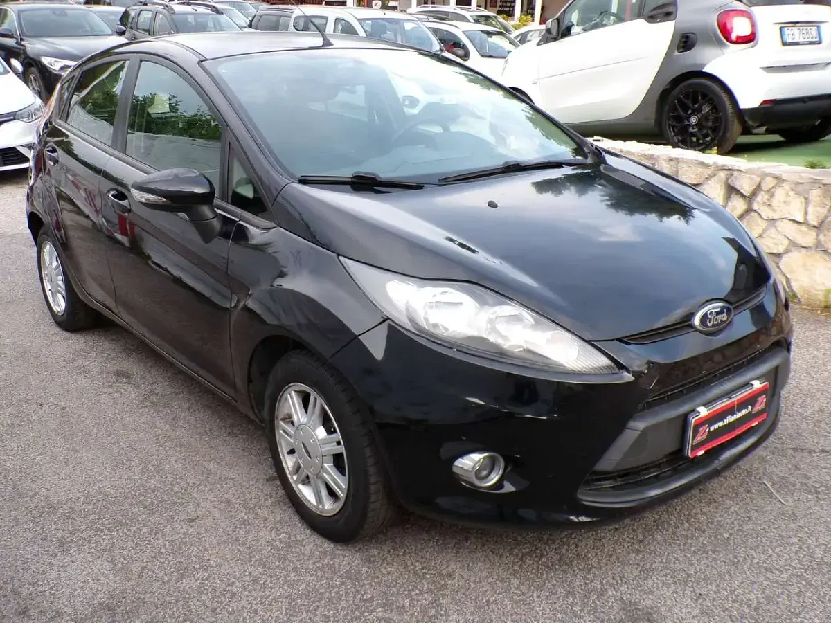 Usata Ford Fiesta 97 CV (71 kW) 2012 Nero Berlina