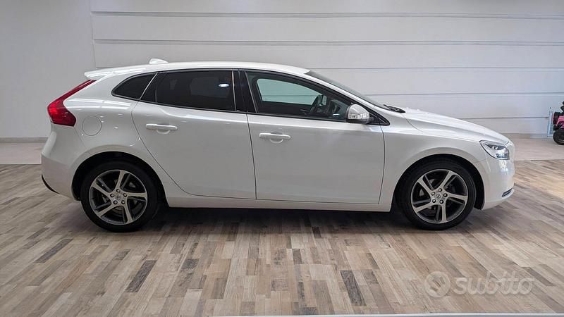Usata Volvo V40 Business Edition 120 CV (88 kW) 2017 Bianco Berlina