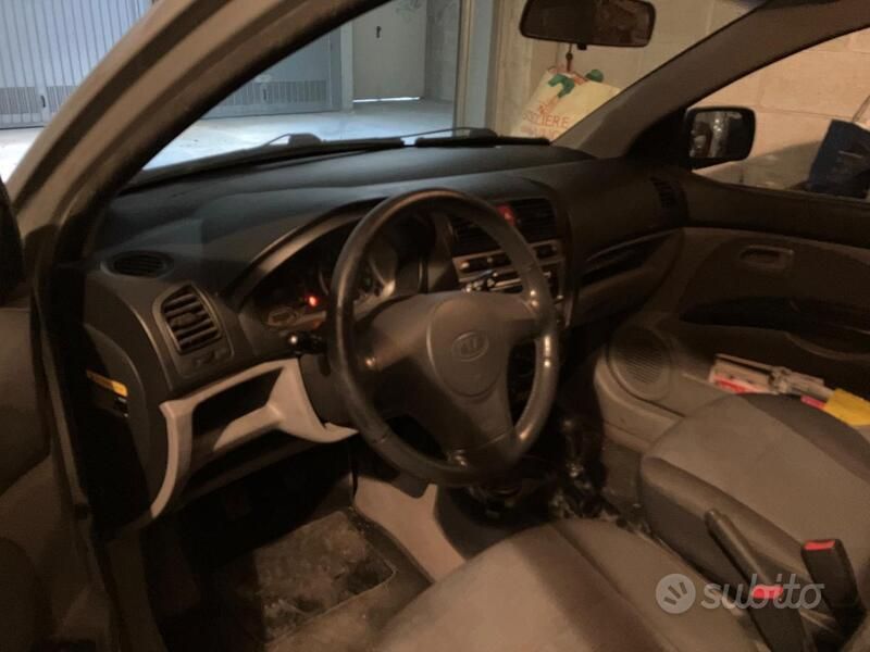 Usata Kia Picanto 61 CV (44 kW) 2007 Grigio Utilitaria