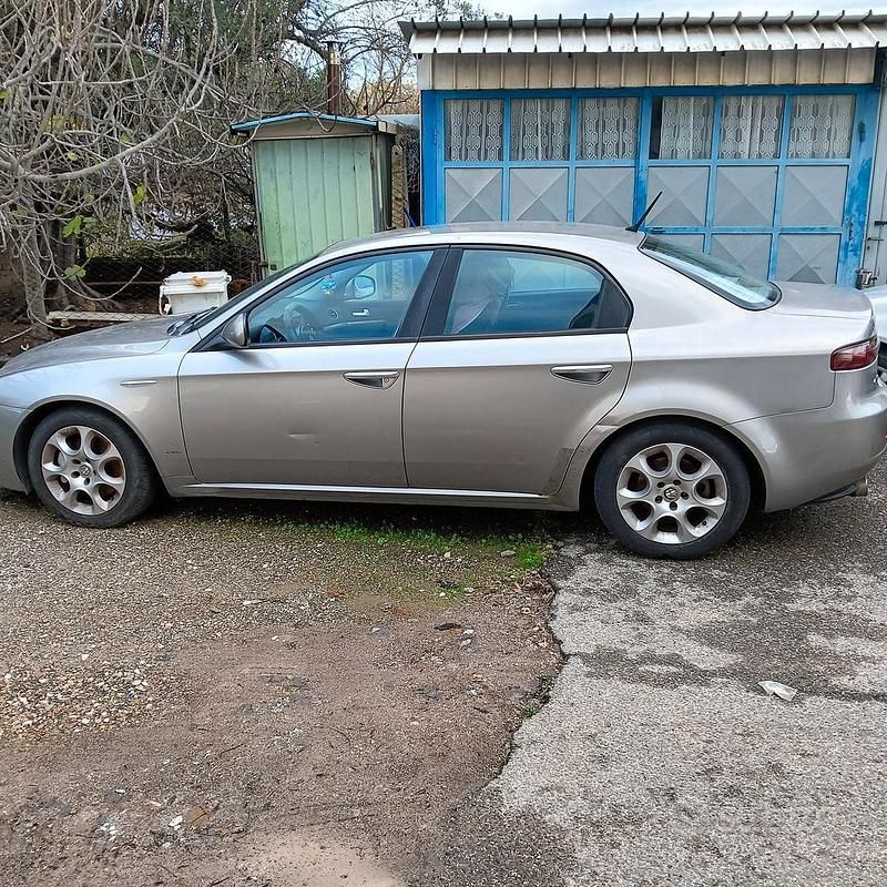 Grigio Usata 2010 Alfa Romeo 159 Tre volumi | 800 € - Immagine 1/4