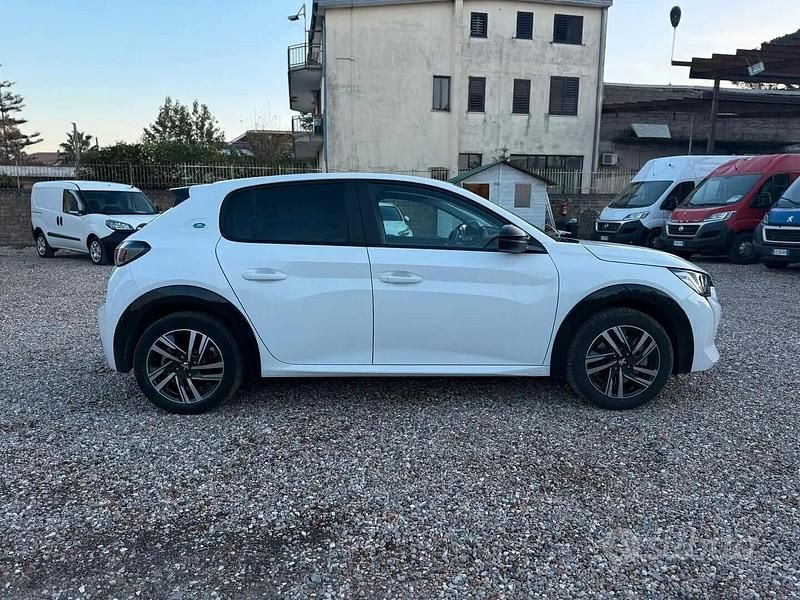 Usata Peugeot e-208 Active 100 kW (136 CV) 2021 Bianco Utilitaria