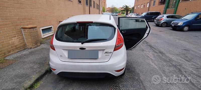 Usata Ford Fiesta 60 CV (44 kW) 2012 Bianco Utilitaria