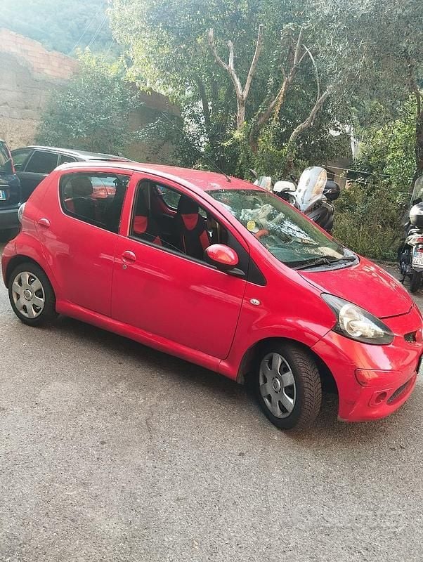Rosso Usata 2016 Toyota Aygo Due volumi | 4500 € (Super prezzo) - Immagine 1/4