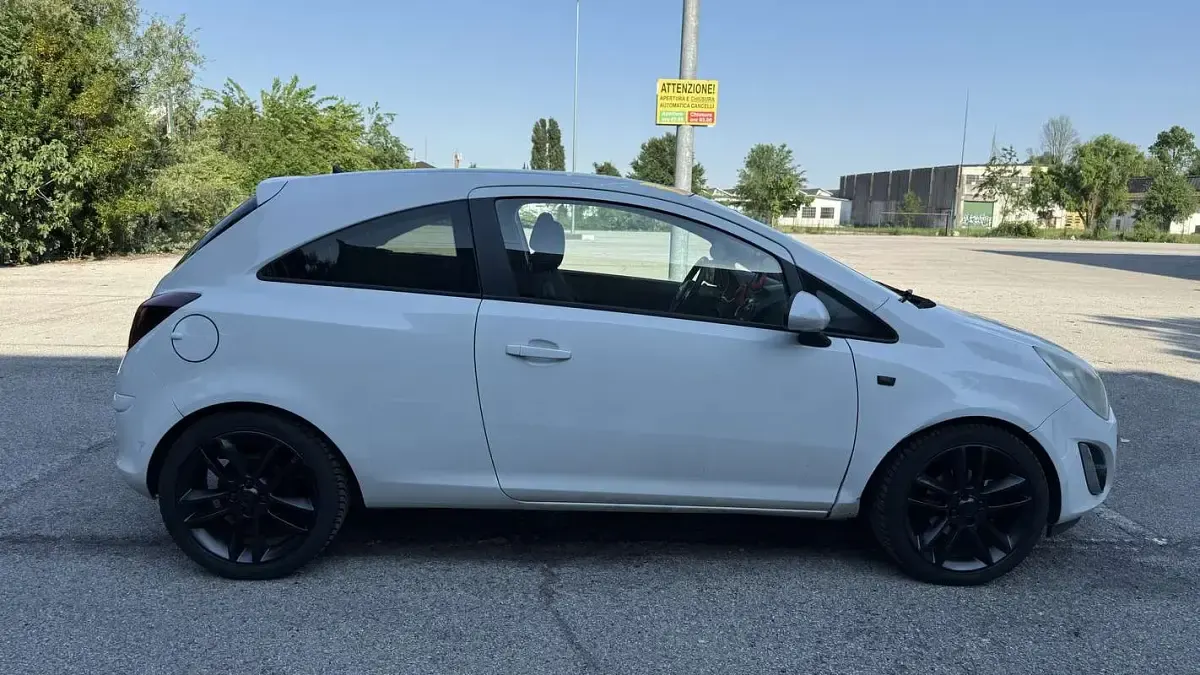 Usata Opel Corsa Edition 95 CV (69 kW) 2011 Utilitaria