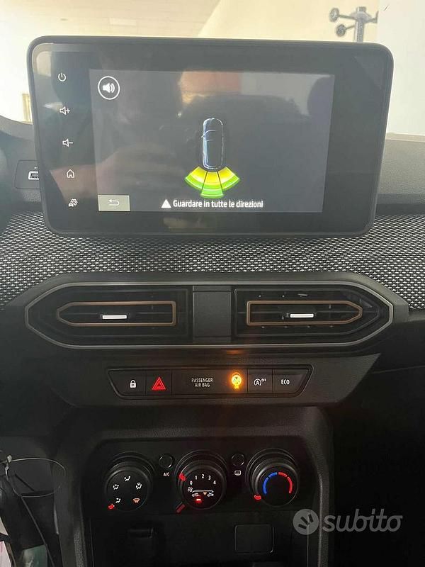 Nuova Dacia Sandero Expression 100 CV (73 kW) 2025 Vari colori Berlina