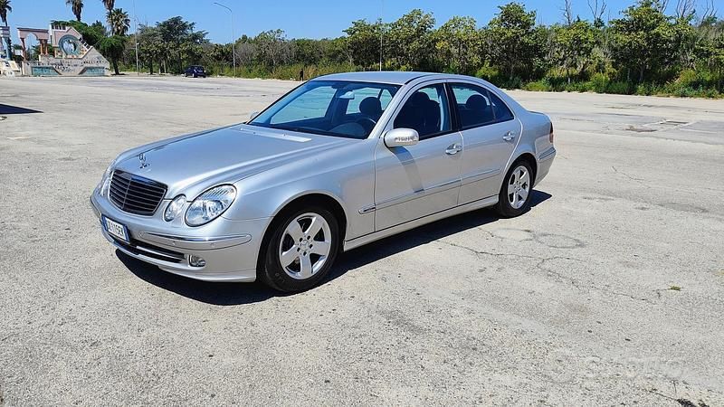 Usata Mercedes E220 150 CV (110 kW) 2003 Grigio Berlina