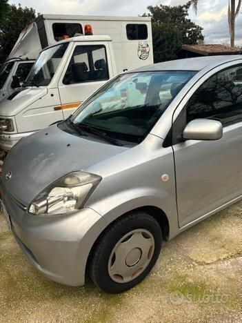 Usata Daihatsu Sirion 69 CV (50 kW) 2007 Grigio Utilitaria