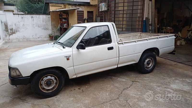 Bianco Usata 1995 Toyota HiLux Pick-up | 5000 € - Immagine 1/4
