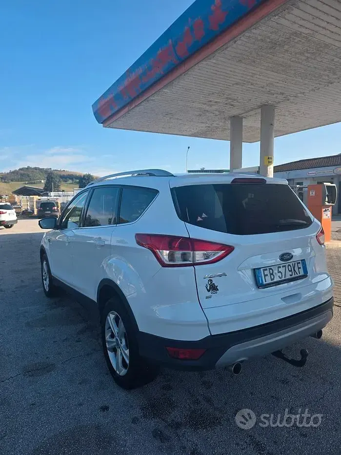 Gebraucht Ford Kuga Titanium 163 PS (119 kW) 2016 Weiß SUV