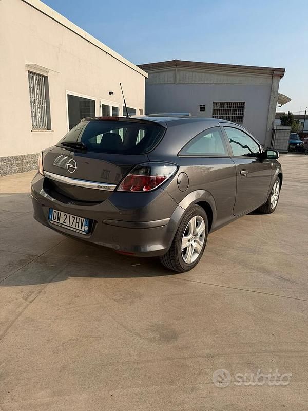 Occasion Opel Astra GTC Enjoy 110 ch (80 kW) 2009 Gris Berline