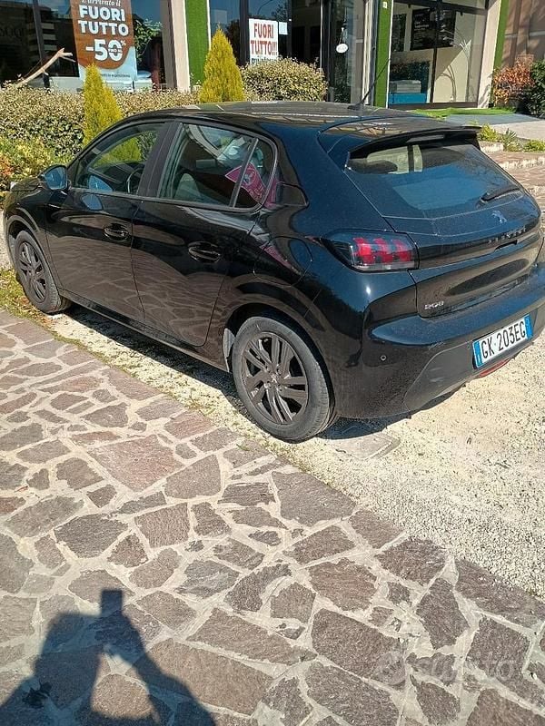 Usata Peugeot 208 Active+ 100 CV (73 kW) 2022 Nero Utilitaria