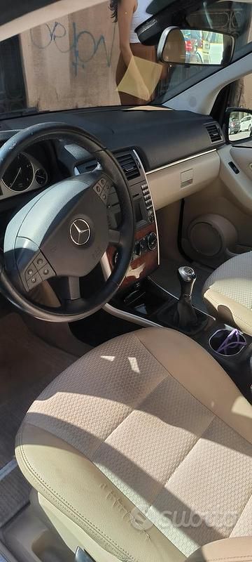 Usata Mercedes B200 140 CV (102 kW) 2009 Grigio Monovolume
