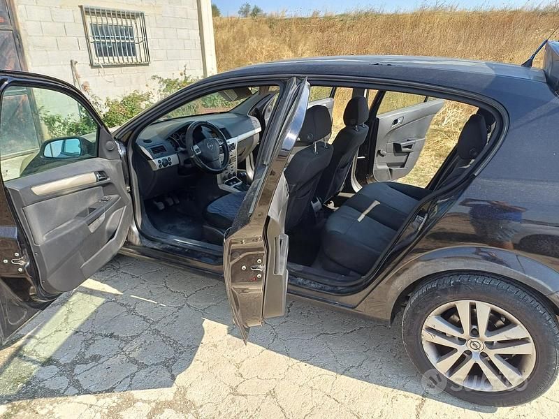 Usata Opel Astra 90 CV (66 kW) 2007 Nero Berlina