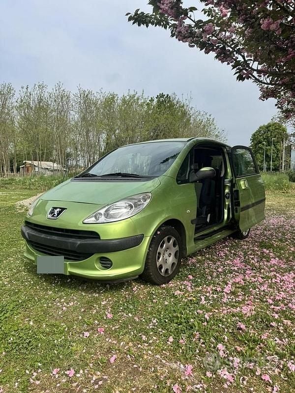 Usata Peugeot 1007 73 CV (53 kW) 2006 Verde Monovolume