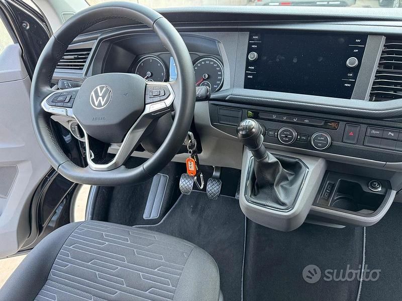 Usata VW Caravelle Comfortline 150 CV (110 kW) 2024 Nero Monovolume