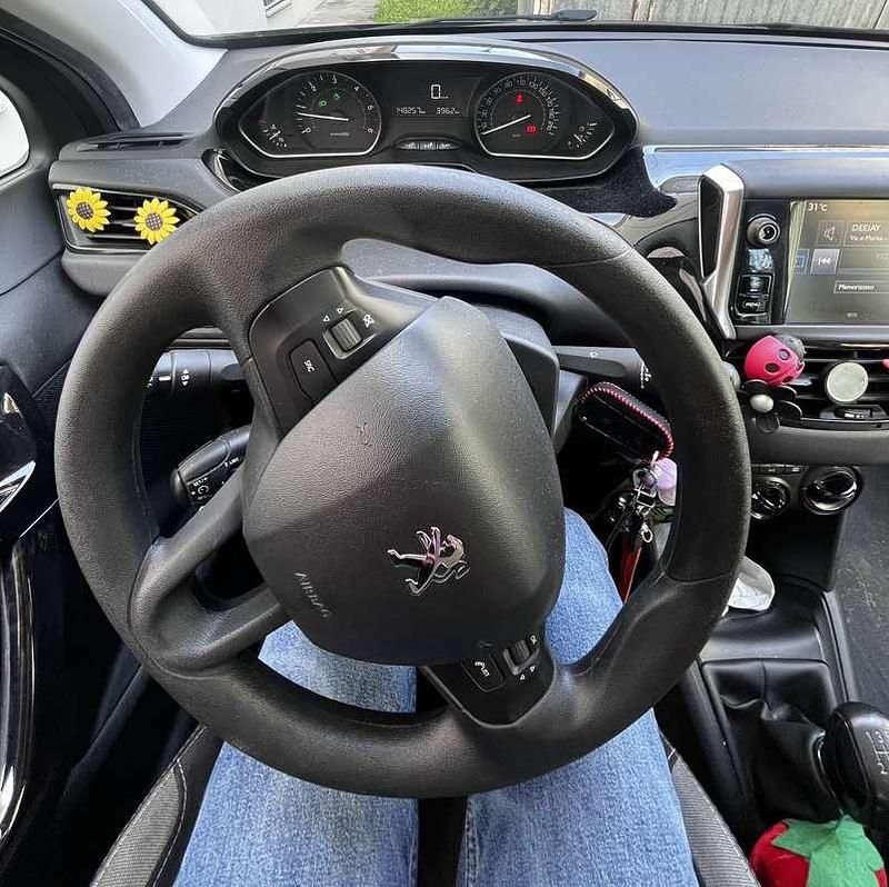 Usata 2016 Peugeot 208 Active Due volumi | 8900 € (Molto cara) - Immagine 1/4