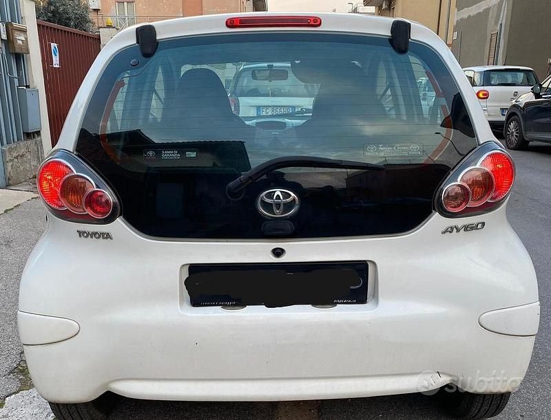 Usata Toyota Aygo 68 CV (50 kW) 2012 Bianco Utilitaria