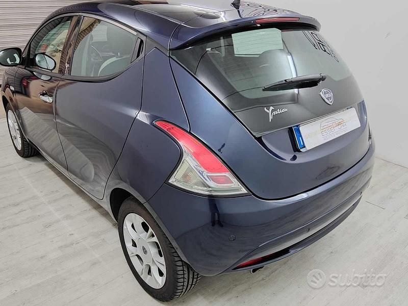 Begagnad Lancia Ypsilon Platinum 69 HK (50 kW) 2017 Blå Halvkombi
