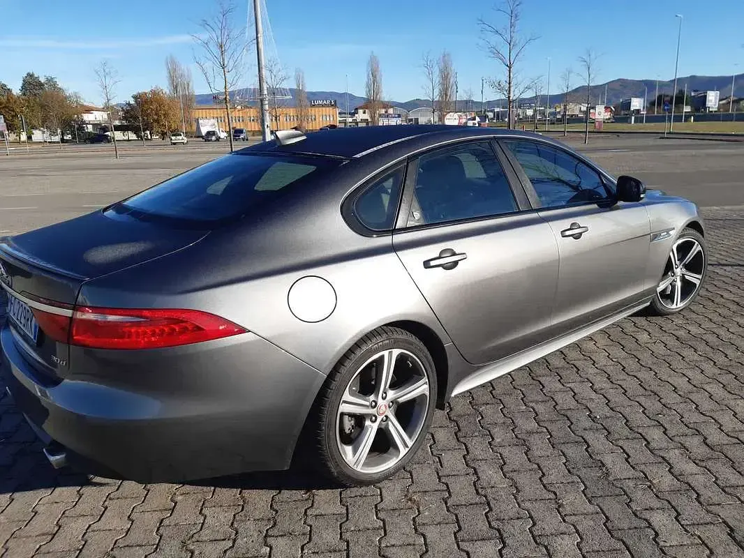 Usata Jaguar XF R-Sport 300 CV (220 kW) 2016 Grigio Berlina