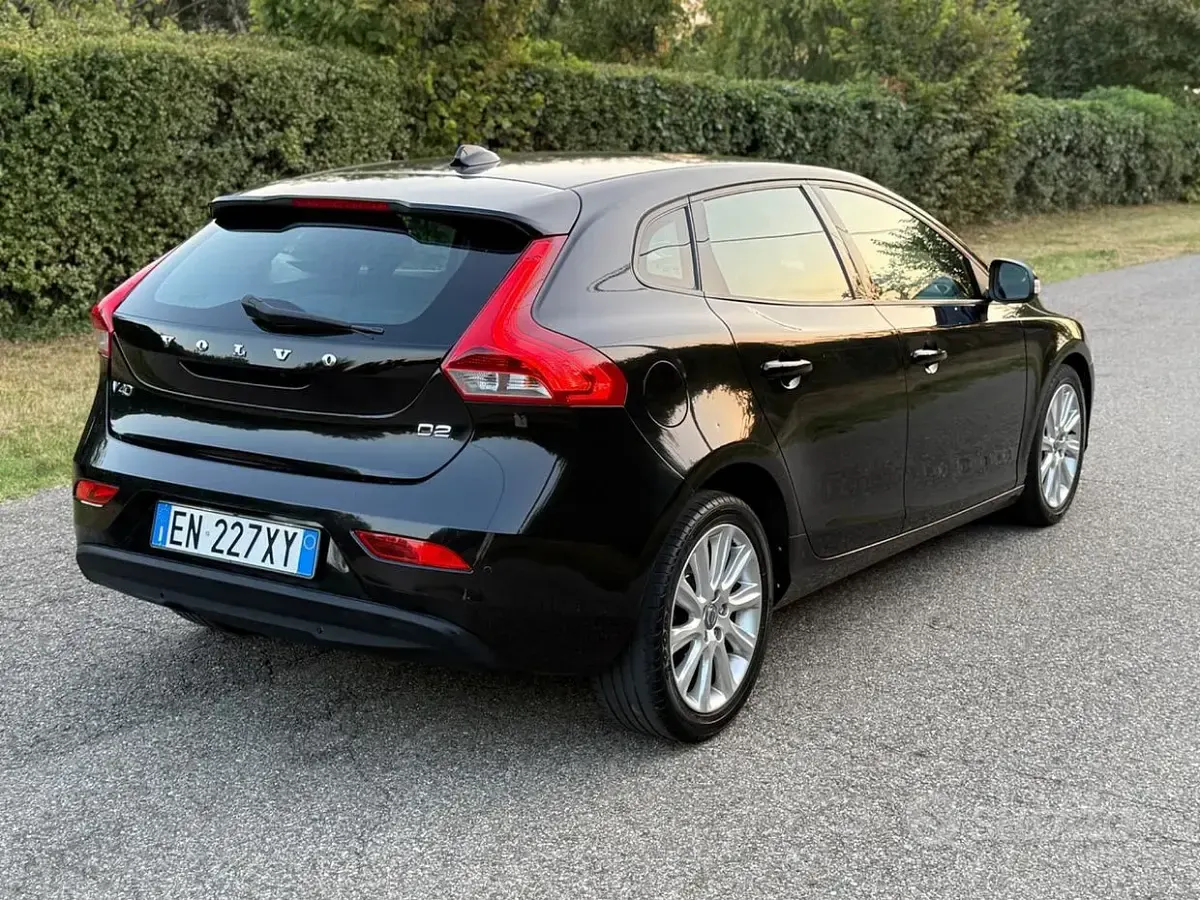 Usata Volvo V40 115 CV (84 kW) 2012 Nero Utilitaria
