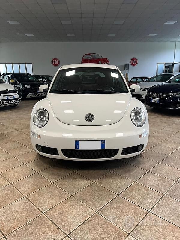 Usata VW New Beetle 101 CV (74 kW) 2009 Bianco Utilitaria