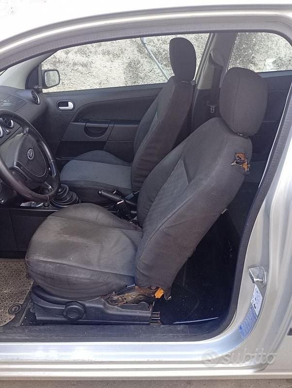 Second-hand Ford Fiesta 68 CP (50 kW) 2004 Hatchback