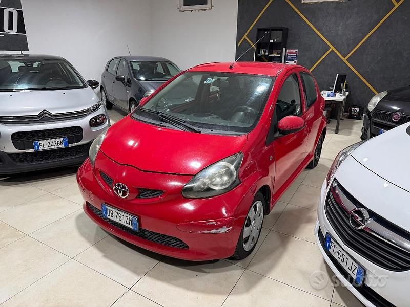 Usata Toyota Aygo 67 CV (49 kW) 2007 Rosso Utilitaria