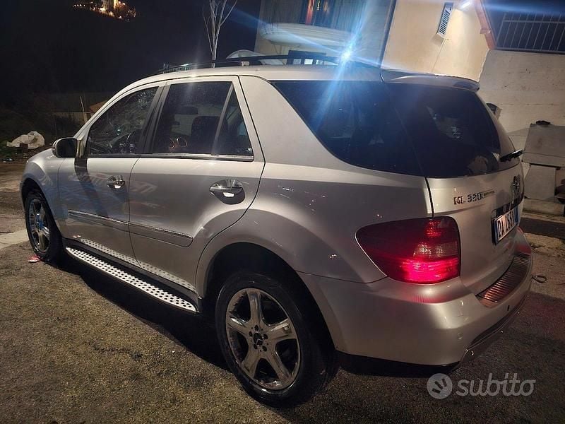 Usata Mercedes ML320 224 CV (164 kW) 2005 Grigio SUV