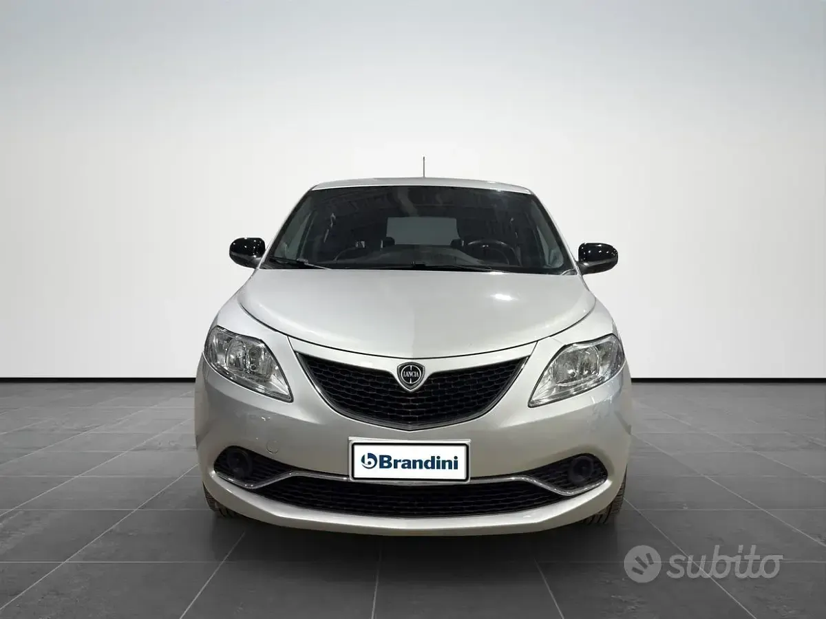 Usata Lancia Ypsilon Gold 69 CV (50 kW) 2017 Grigio Utilitaria