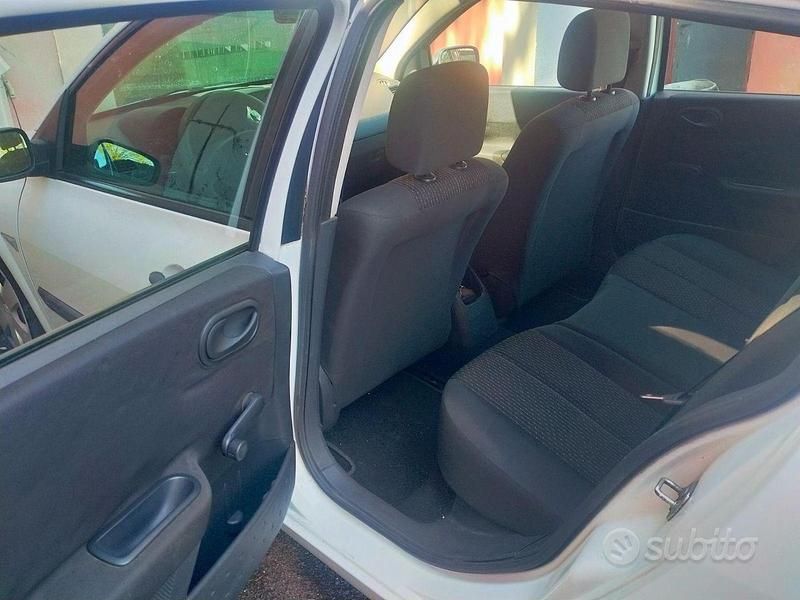 Usata Renault Mégane II Authentique 98 CV (72 kW) 2003 Bianco Berlina