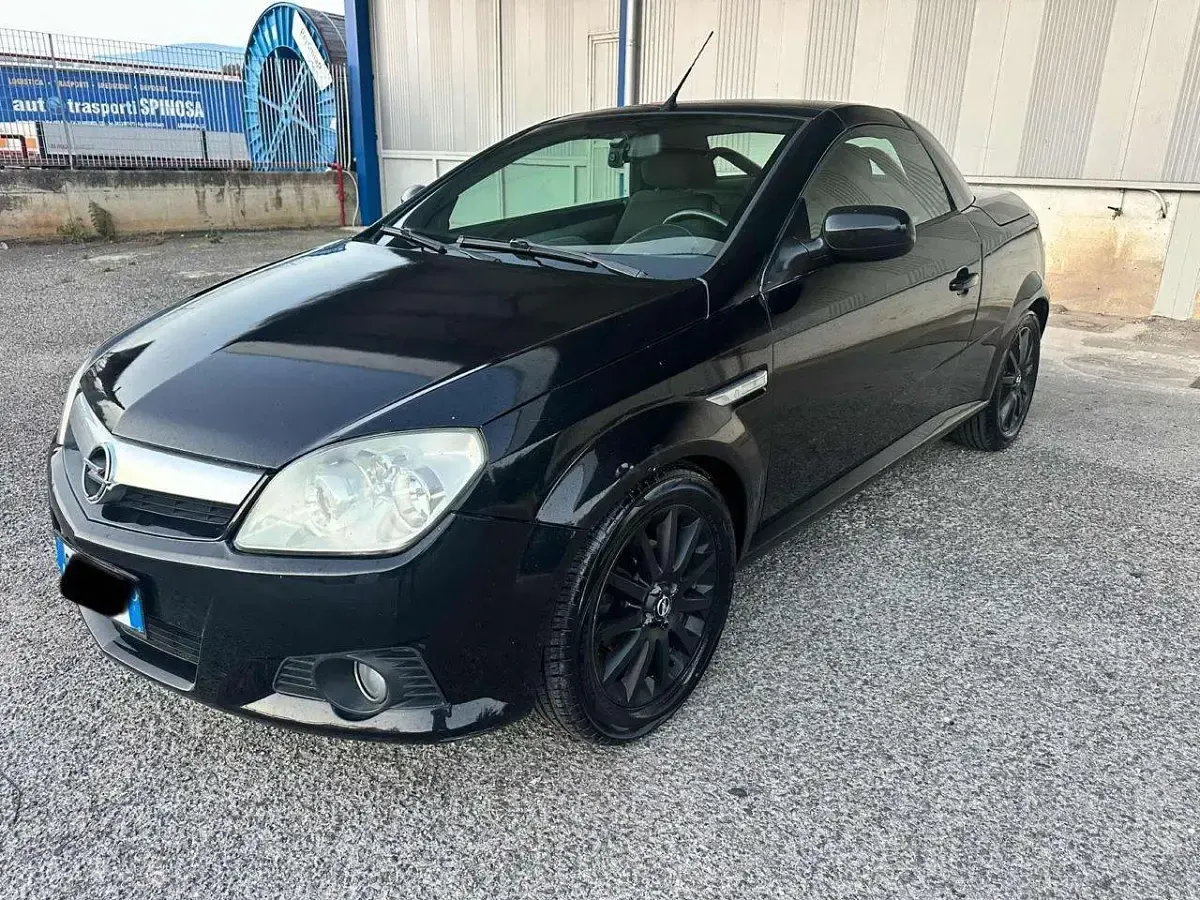 Usata Opel Tigra Sport 69 CV (50 kW) 2010 Nero Cabrio