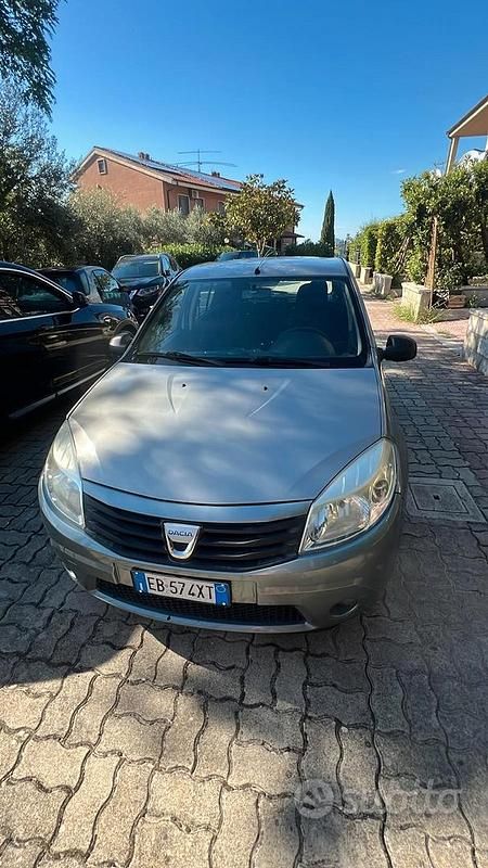 Grigio Usata 2010 Dacia Sandero Tre volumi | 2900 € - Immagine 1/3