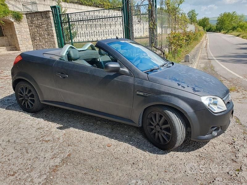 Usata Opel Tigra Enjoy 69 CV (50 kW) 2006 Nero Cabrio