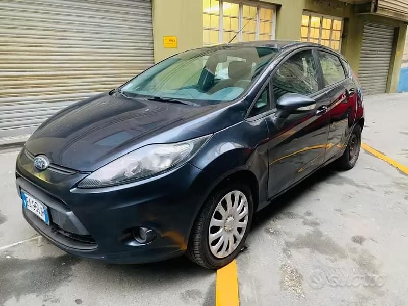 Usata Ford Fiesta Titanium 82 CV (60 kW) 2010 Grigio Utilitaria