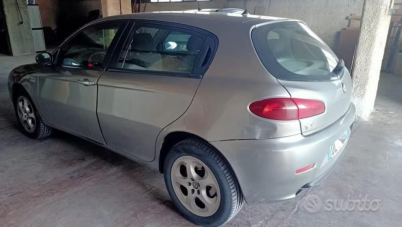 Usata Alfa Romeo 147 115 CV (84 kW) 2006 Grigio Utilitaria