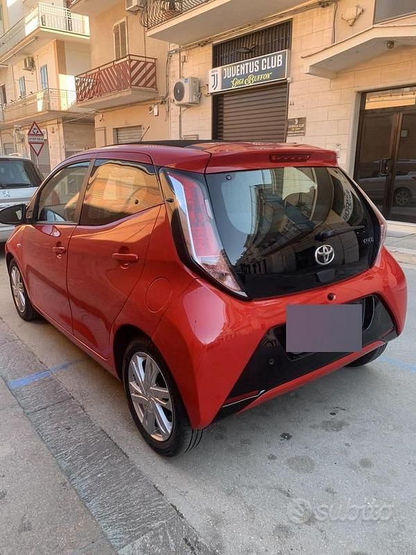Usata Toyota Aygo 69 CV (50 kW) 2015 Rosso Utilitaria