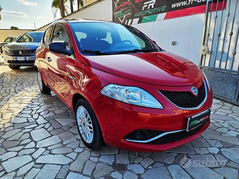 Usata Lancia Ypsilon Gold 69 CV (50 kW) 2016 Rosso Utilitaria
