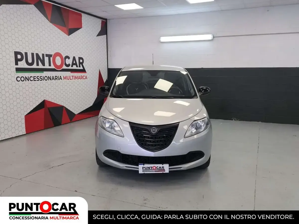 Usata Lancia Ypsilon 69 CV (50 kW) 2015 Argento Utilitaria